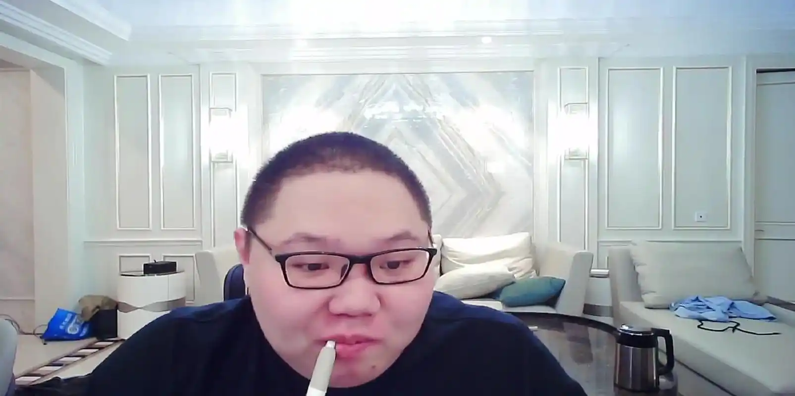 即将拥有人鱼线的pdd秀了自己的人鱼线后网友惊呆了