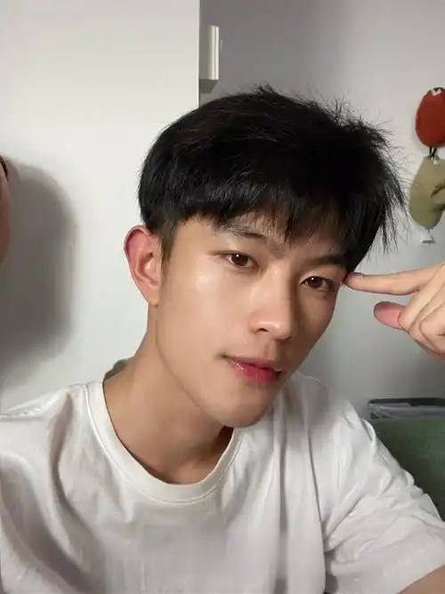 25岁的男生没有存款正常吗 我觉得25岁至少得有100万存款,年收入不