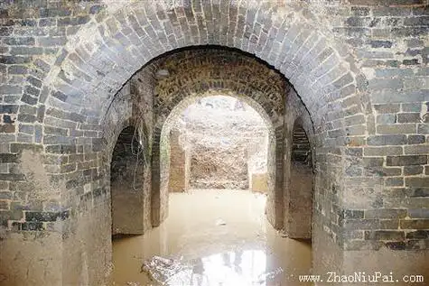 墓室地面用青石方砖砌成,墓壁和墓顶为长方形青砖垒砌.