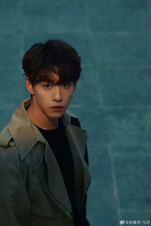 余景天风衣随拍