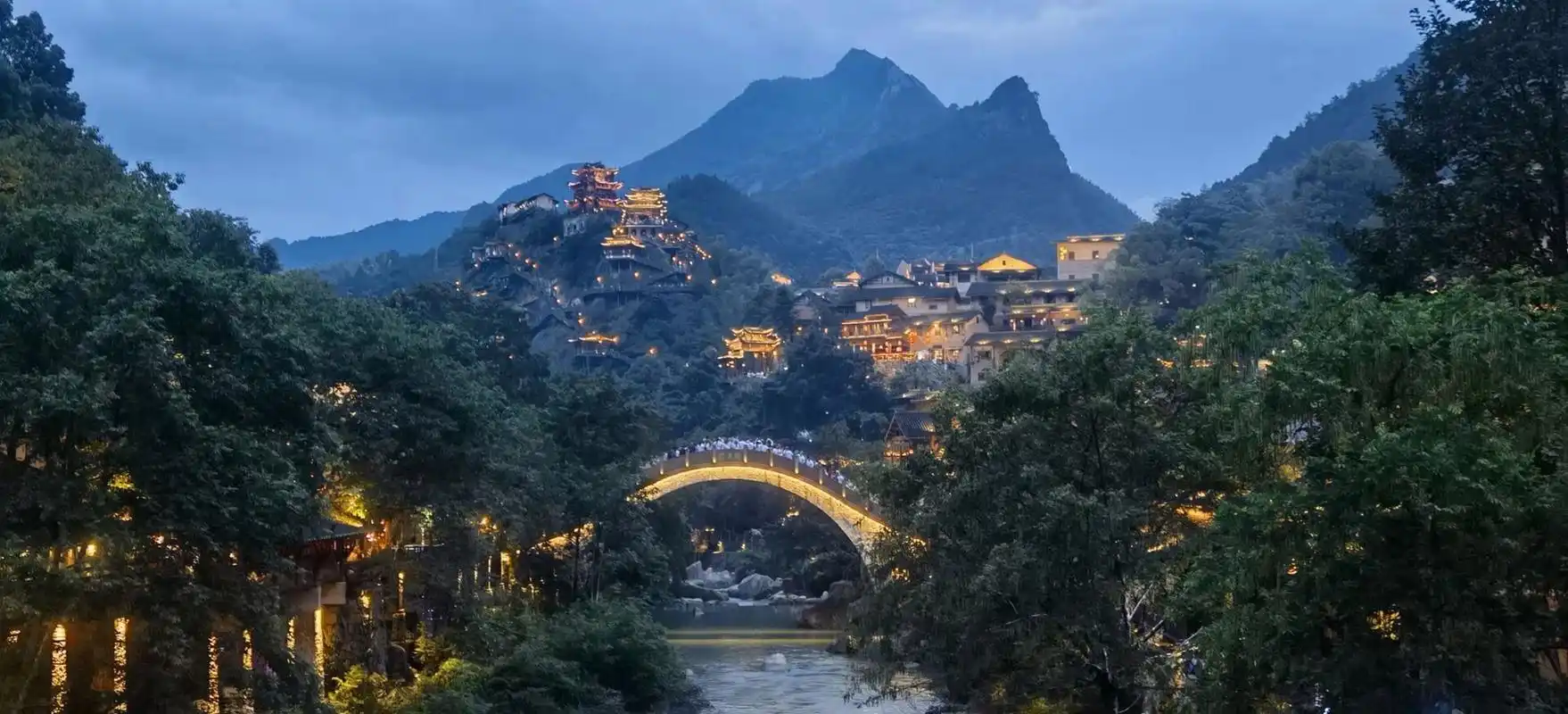 弄,龙虎山,望仙谷 茨荸弄: 茨荸弄老街是一个以老贵溪历史文化为特色