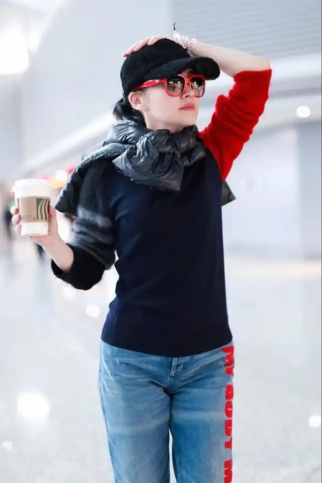 50岁许晴太会找镜头了机场照如拍画报公主真不是白叫的