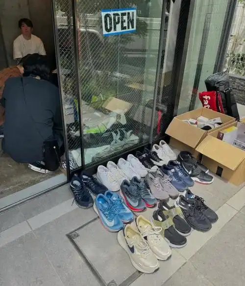 waffle鞋款,买到就是赚到~藤原浩老爷子本人在ig发布了摆摊日记,地点