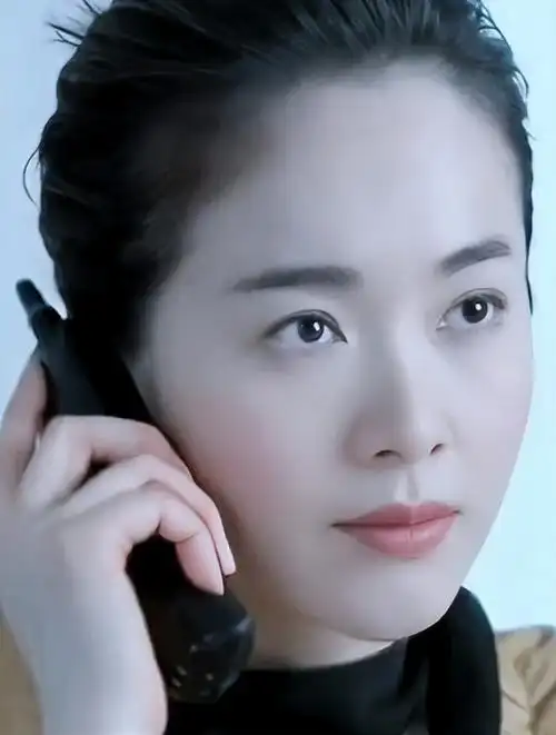 左小青45岁还这么年轻,扎丸子头很有气质,青春洋溢不显老-度小视