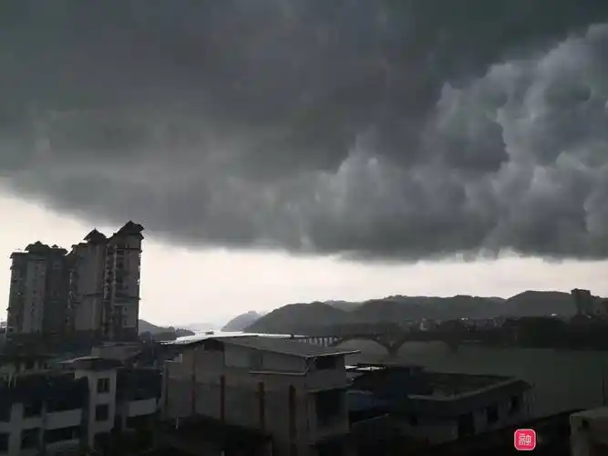 前一秒岁月静好,后一秒乌云密布,这场雨刷爆了融水朋友圈