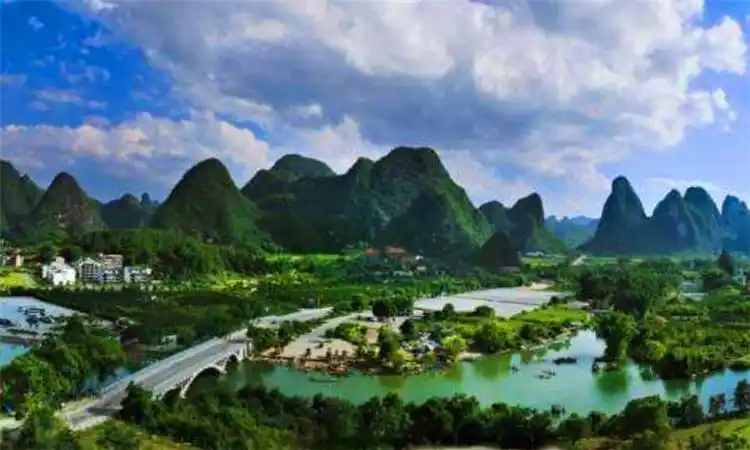 01广西地处中国地势第二阶梯中的云贵高原东南边缘,两广丘陵西部,地势