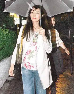 密会有妇之夫 李嘉欣庞维仁雨中漫步被拍(组图)