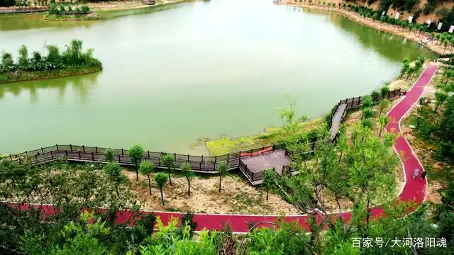 朱樱湖位于洛阳北盟路于老310国道交叉口东300米处,是洛阳人家门口的