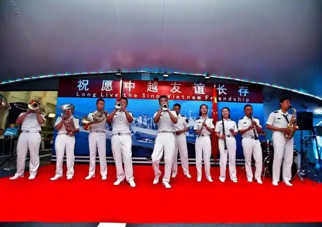 海军政治工作部副主任曹新元,中国驻越南大使洪小勇等一同参加甲板