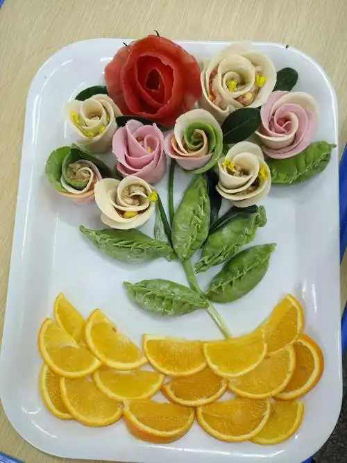 接着在我们班高手如云的家长们的努力下 我们准备的创意"饺子拼盘