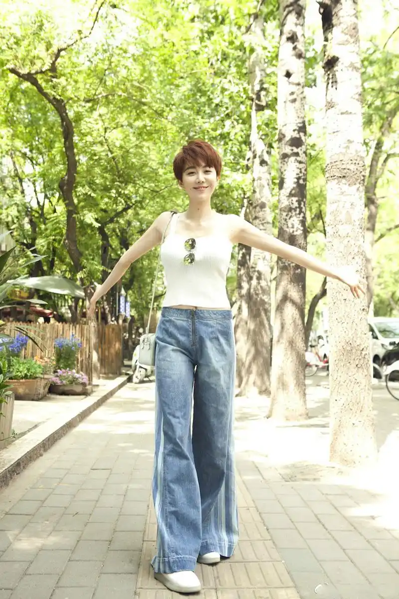 33岁姜妍留了短发依旧气质动人,吊带配阔腿裤穿出精致女人味!