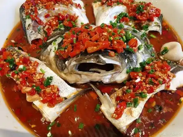 剁椒鱼头是湘菜中的一道非常有名的菜品,做法简单,好学易懂