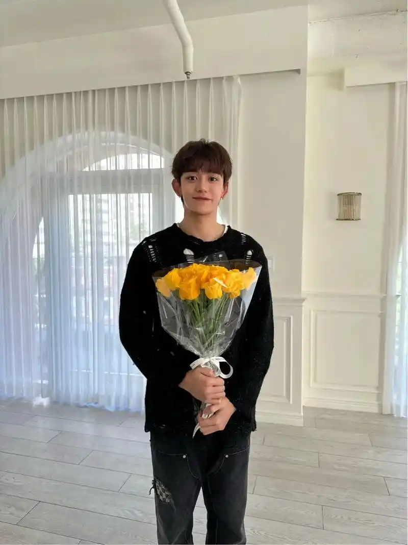 黄旭熙 lucas.❤️黄旭熙制作漂亮花束q&a🌹 #黄旭