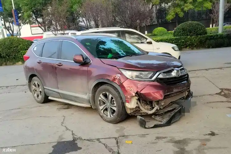 江津路中石化加油站附近两车相撞 "头破血流"!