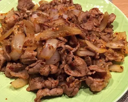 菜鸟-小白做的新疆美味--炒烤肉(有洋葱版)