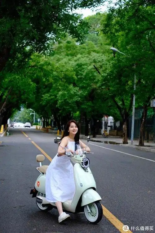 女孩子上班后提的第一辆车,还得是好骑又安全的雅迪q50!