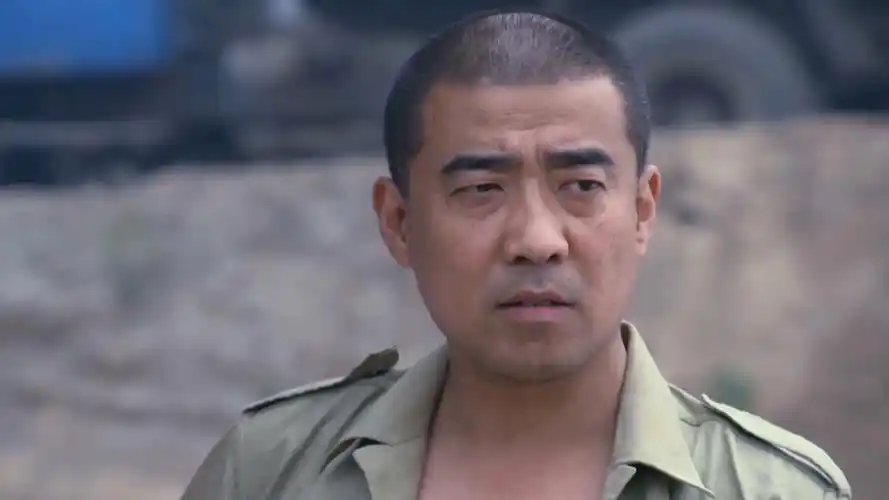 各个击破:警官伪装成小弟,竟是想探听情报,为了破案良苦用心啊