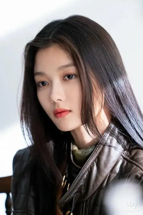韩国女星金裕贞侧颜照太惊艳!曾经影视角色也美出新高_电影