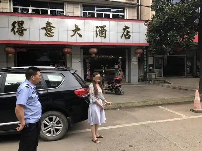 嫌疑人指认现场浙江在线-金华频道7月10日讯(浙江在线 记者 傅颖杰