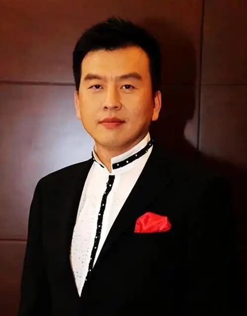 央视主持人张泽群55岁老来得子乐开花妻子身份是个谜