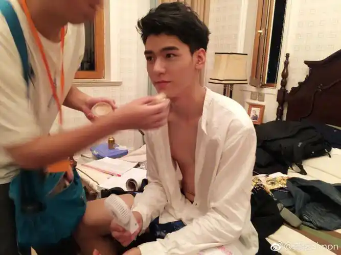 一组妖儿盛势夏耀时期的龚俊