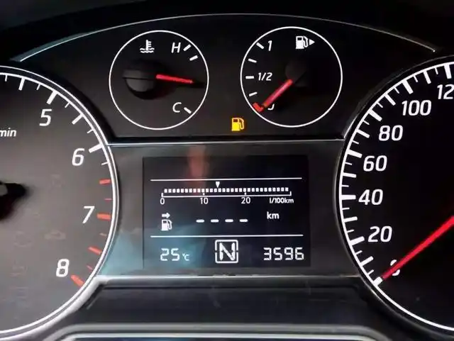 汽车油表灯亮了还能跑多远?修车师傅:别慌,一般不会少于这个数