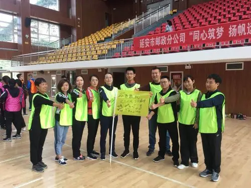 们热情高涨,纷纷为各自的战队绘制战旗,嘹亮的喊出自己的队名和口号