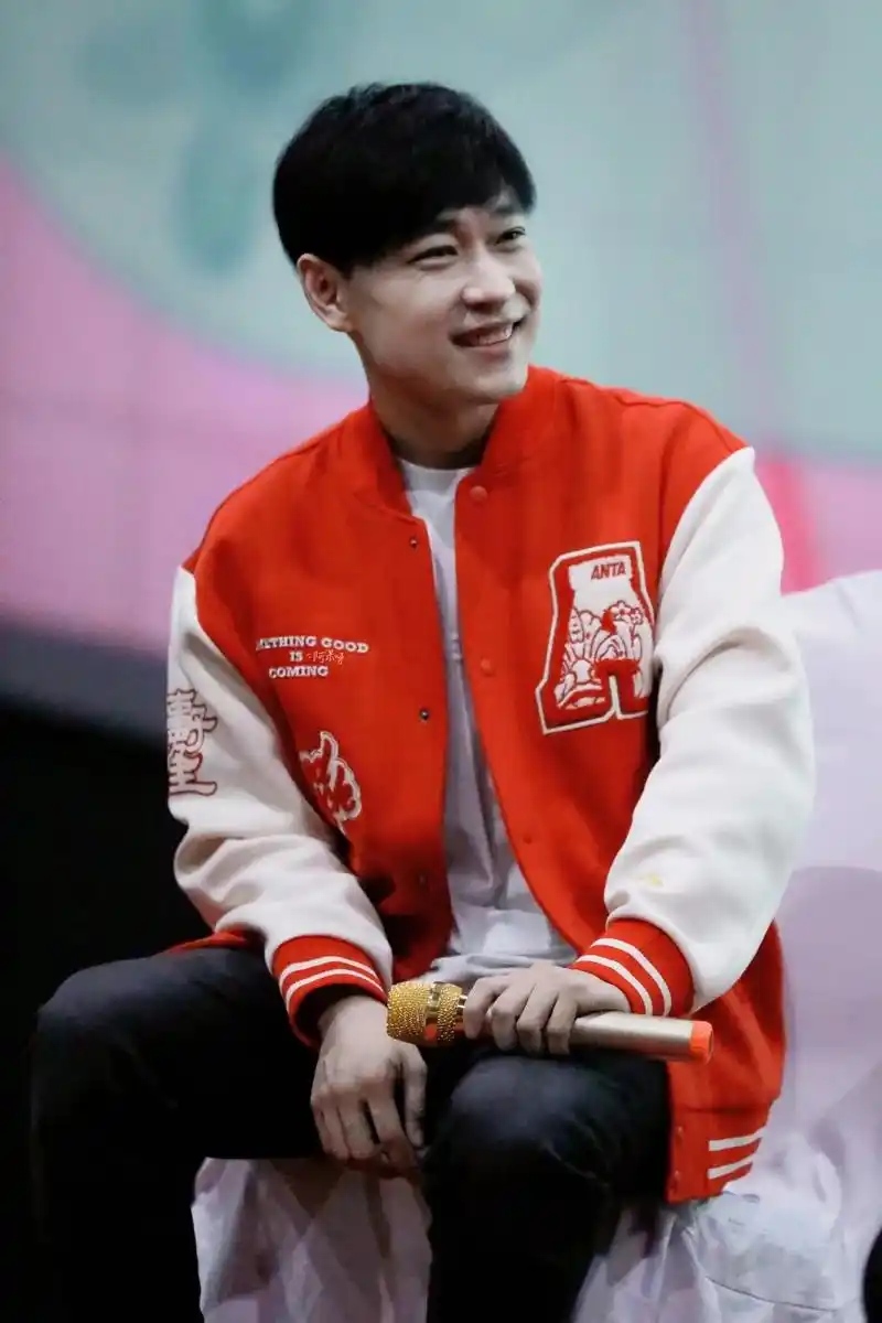 怎么会有人把自己的微博头像穿身上呀#赵路 - 抖音