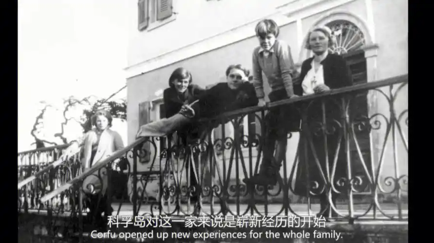 这部电视剧根据gerald durrell的《希腊三部曲》改编,gerald durrell