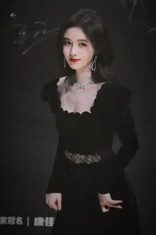 营业,关晓彤终于不再踩雷,红裙潋滟好迷人|红毯|倪妮|鞠婧祎_网易订阅