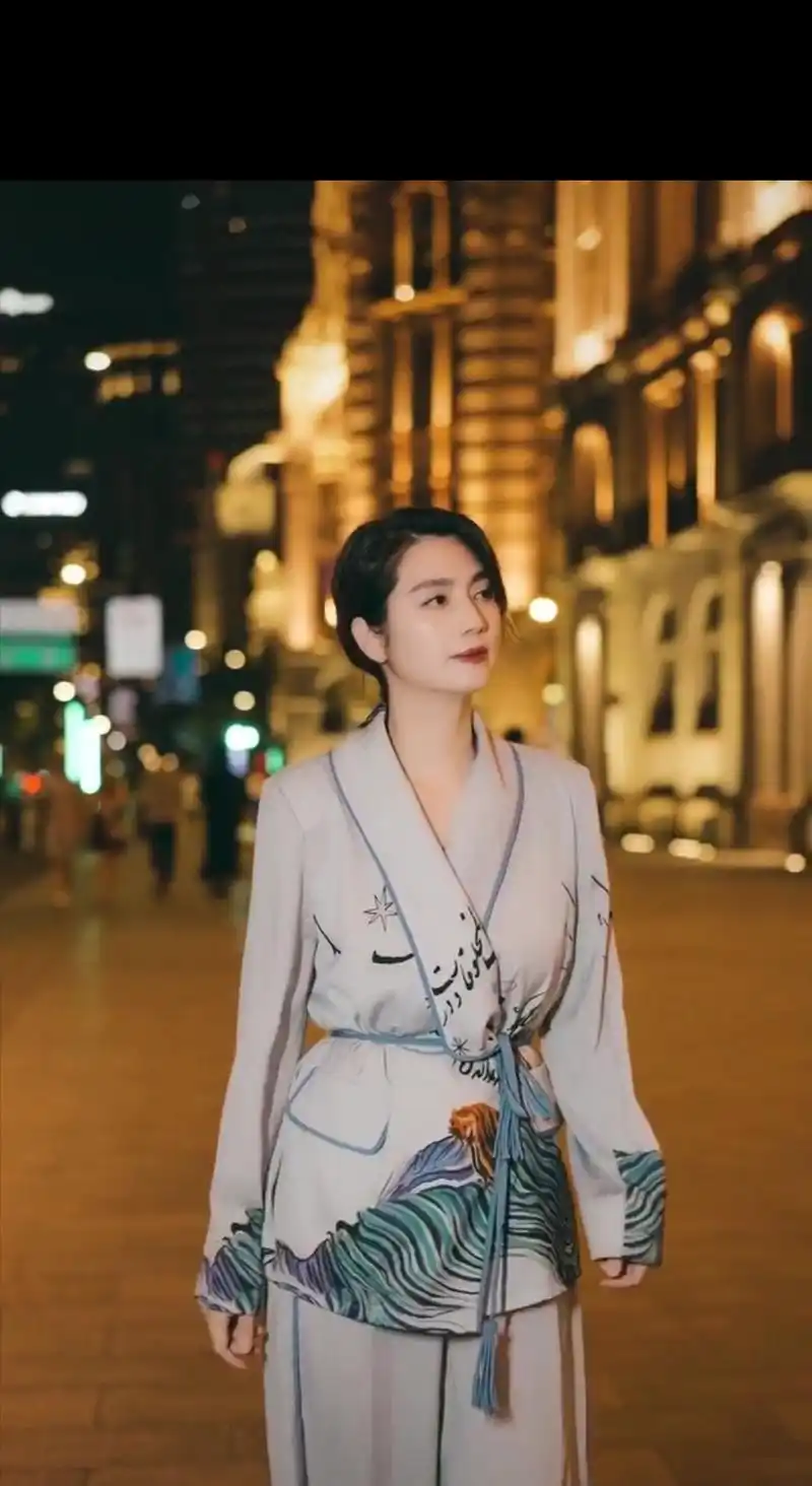 49岁洪欣华丽转身!稍微一打扮就美得霸屏,优越身材比例惹人羡