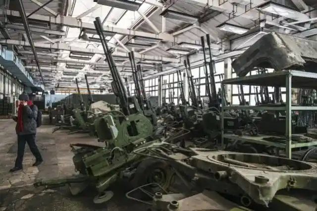 神秘的俄罗斯老牌军工厂内部公开,订单很是火爆,炮管成林