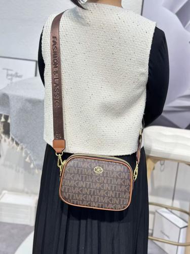 雅蒂尔新款女士三层拉链大容量单肩斜挎两用包新品pc料潮流百搭款