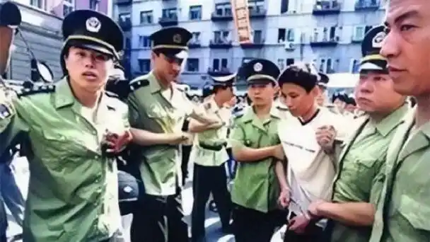 刘晓津也很快就在暗地里答应了刘涌的追求,两个有家室的人就这样走在