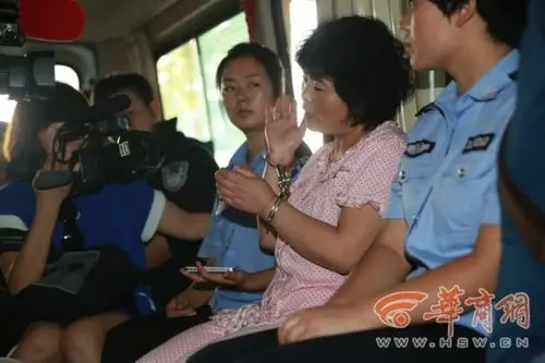 西安碎尸案女嫌犯被押回 民警带其指认犯罪现场(组图)