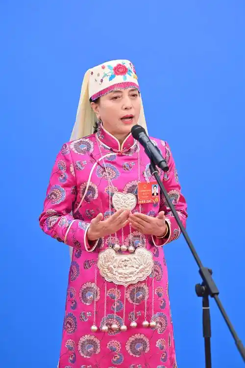 两会·代表履职记:董彩云——做"点燃爱,守护爱,播