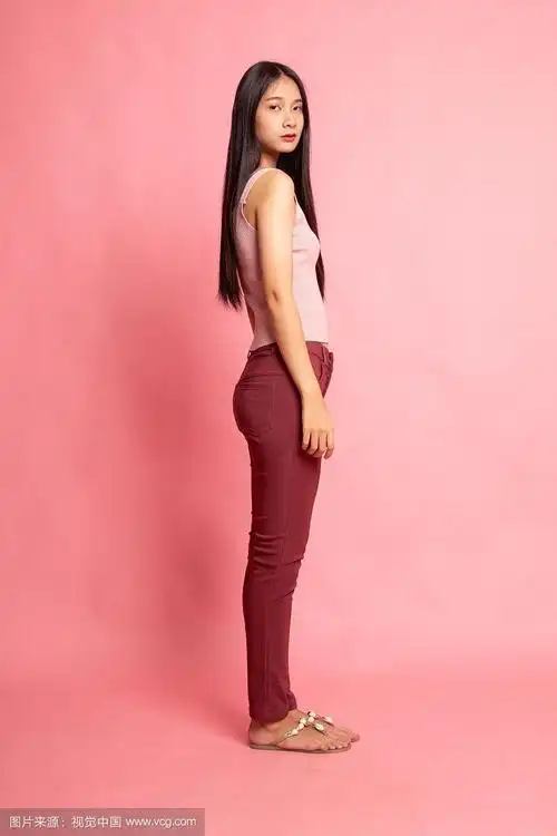 全身侧面的美丽年轻亚洲女人.