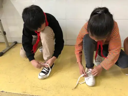 三年级系鞋带比赛活动
