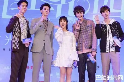 梁靖康沈月照片