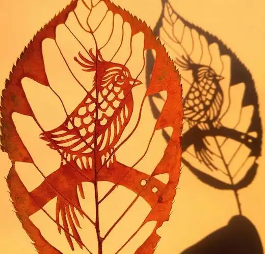 太美啦!这个青岛小嫚剪纸剪到了树叶上