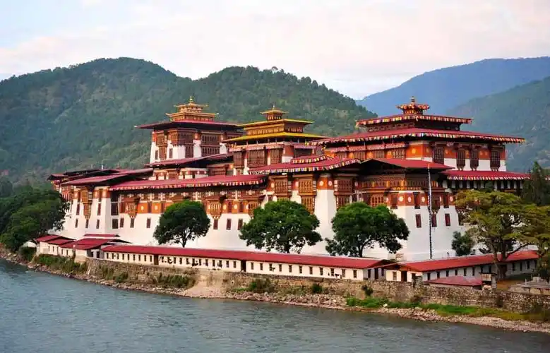 回顾不丹四世国王:17岁继位,娶同胞4姐妹生10个孩子,51岁退位