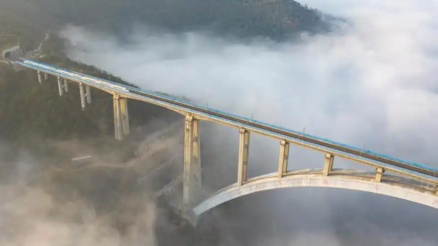 穿越云雾飞跨南盘江——云桂铁路南盘江特大桥雄姿