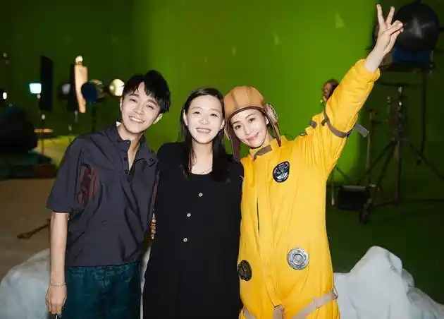 张钧甯为吴青峰体验太空装 林柏宏泡水手脚皱皮