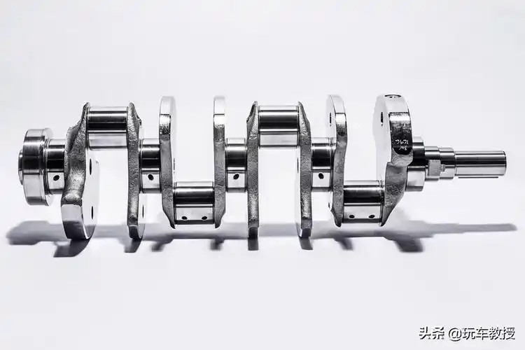 平面曲轴的v8基本上等同于两个l4用90度夹角合并而来,所以头尾的两个