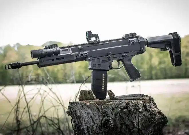 但并不是美国设计,而是阿拉伯地区基于mk18和hk416突击步枪的基础