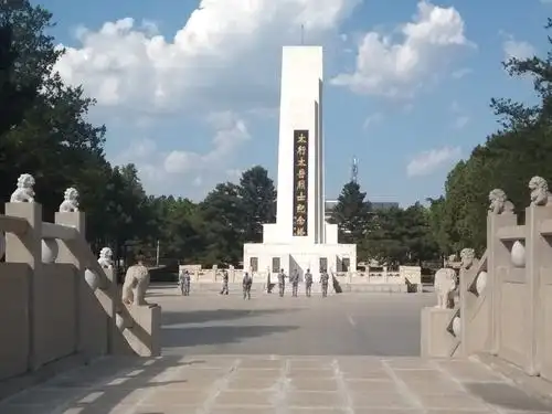 作者参观完后,走到太行太岳烈士纪念塔处时,发现正有海军部队的
