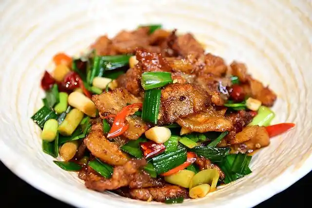 蒜苗炒肉,选用优质三层肉,辅以蒜苗,大蒜,小米椒,炒的均匀入味,家常好