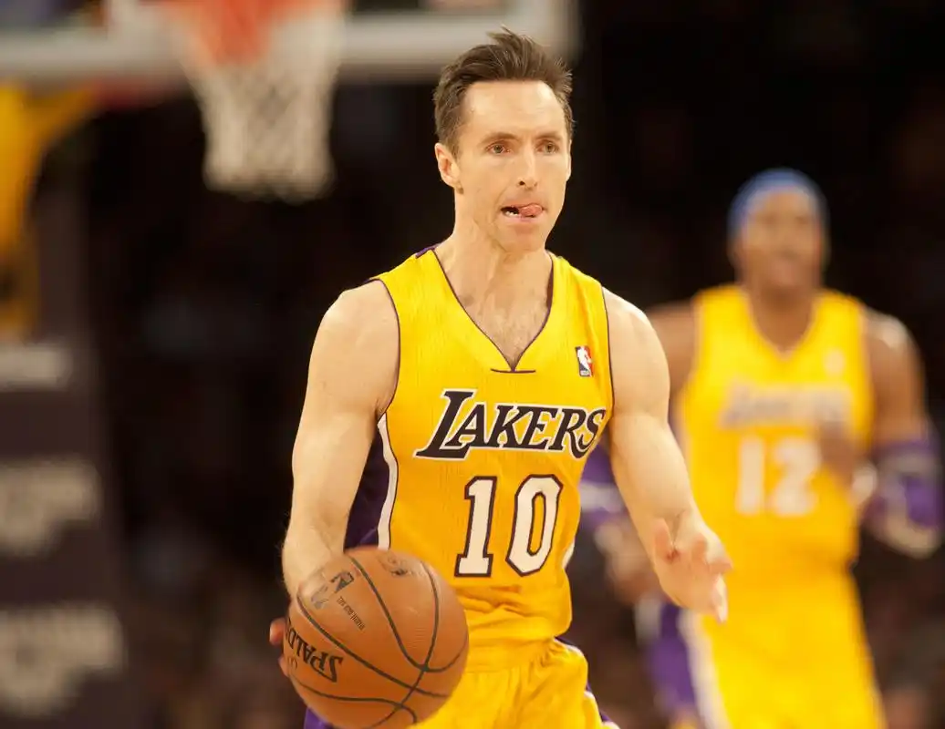 历史上的今天:纳什成为历史上第五个助攻一万次的球员