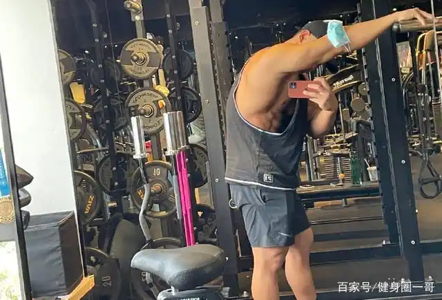 24岁的广东大男孩,鲨鱼线腹肌棱角分明,满身肌肉的健体冠军!