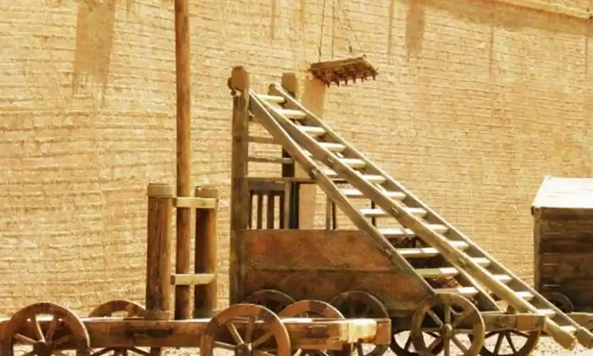 古代攻城用云梯,守城士兵为何不推倒梯子,反而费力往下砸石头?